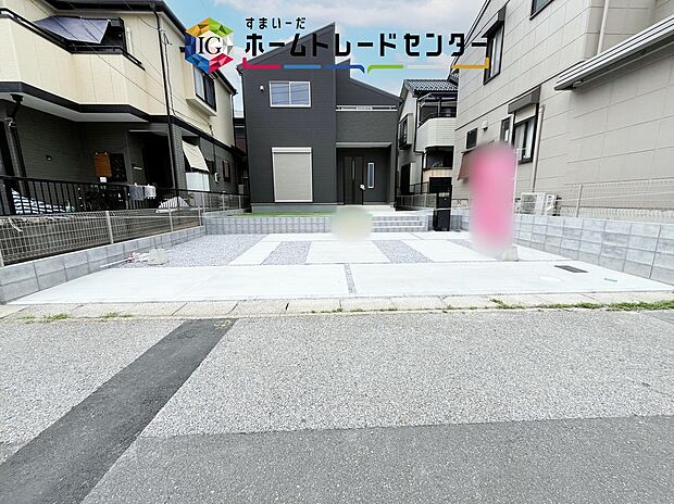 【【カースペース3台】】カースペースが3台分ございますので、家族分の自転車を駐輪したり、急な来客用の駐車スペースとしてもお使いいただけます。