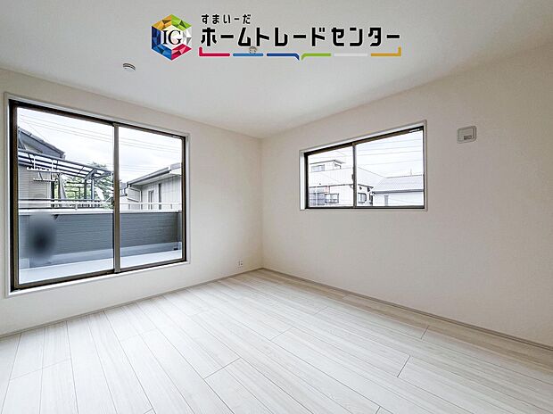 【洋室】日当りの良さは写真でも充分に伝わるかと思いますが、開放感のある周囲にめぐまれたおかげで、風通しもとても良くなっております。ぜひ現地を見ていただき体感していただきたいポイントです。