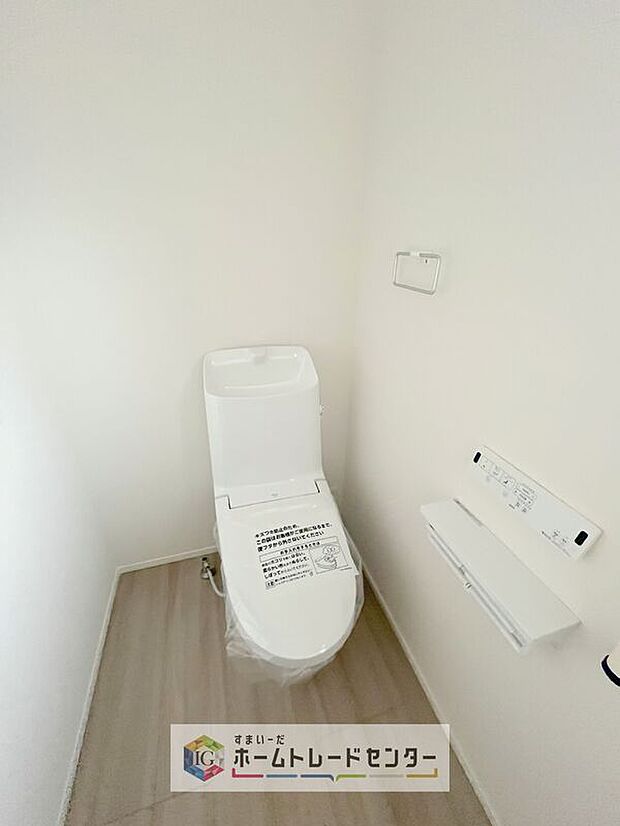 【【トイレ】】暖房機能の付いた便座は冬の寒い日にはあって良かったと本当に思います。もちろん快適で清潔なシャワー機能は標準で備えています。スペースも広くとっているので普段のお掃除もしやすいトイレスペースです。