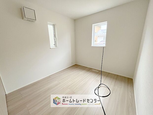 【洋室】2面採光の洋室です。窓からの眺望もよくなり視界が広いので、部屋にいても飽きません、そしてもちろん大切なのは明るさと風通し、明るい日差しと心地よい風で自分のお部屋でくつろげる贅沢をご提供します。