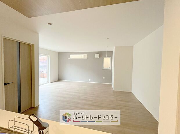 【キッチン】キッチンからリビングの視界です。家事をしていてもしっかりご家族とコミュニケーションをお取りいただけます。お片付けの当番になった方もこれでしっかりと話題の中に入っていけます。