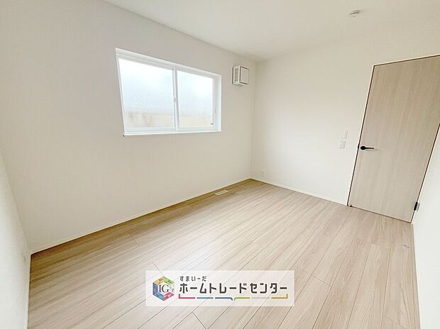 【洋室】各部屋を最大限に広く使って頂ける様、全居住スペースに収納付。プライベートルームはゆったりと快適に。