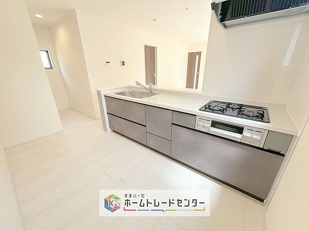 【キッチン】キッチンスペースは家族で作業が出来るよう広めにとりました。みんなで楽しくお料理をすれば、より美味しい食事が創れそうです。そしてお料理好きなお子様が育つかも、もちろん片付けもみんなでできます。
