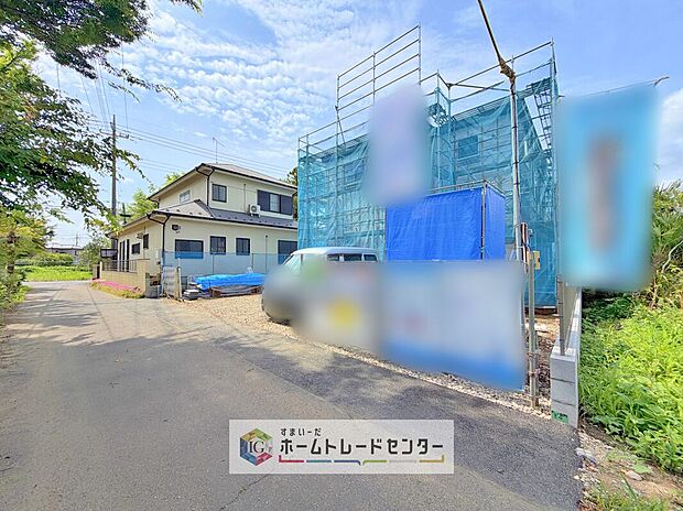 【前面道路含む現地写真】閑静な住宅地にあり、開放的な家！小中学校は徒歩12分圏内にあり、子育て世帯におススメの立地です♪