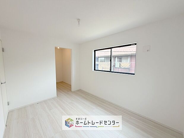 【洋室】各居室に収納を完備しております。収納が豊富な住宅は居室空間がしっかりと使えるので暮らしやすさが断然に上がります。荷物をを気にすることなく家具の配置をお好み通りにできるのも大きな魅力です。


