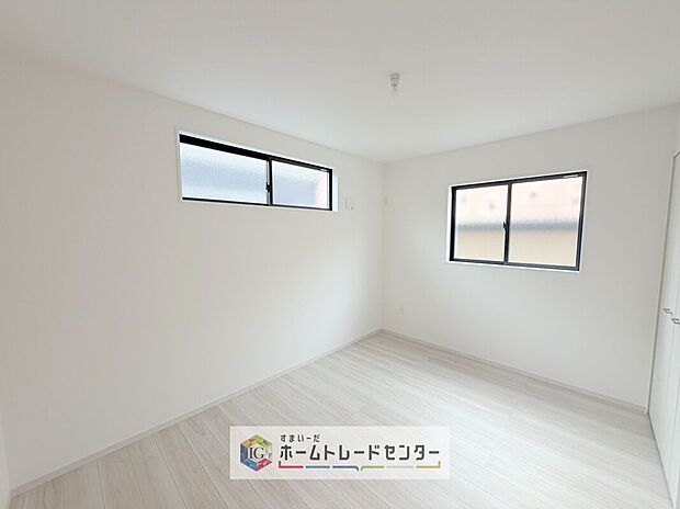 【洋室】全居室2面採光です。光を取り入れやすのはもちろんですが、建物全体の窓の数も増えておりますので、換気性能に優れた物件です。窓を開ければ家中を気持ちの良い風が通り抜けます。
