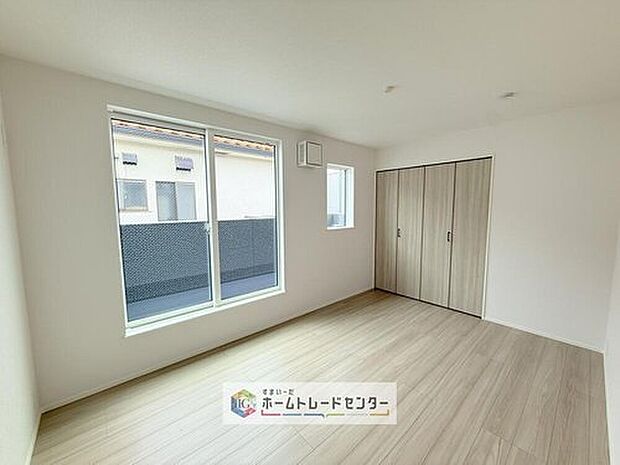 【リビング以外の居室】日当りの良さは写真でも充分に伝わるかと思いますが、開放感のある周囲にめぐまれたおかげで、風通しもとても良くなっております。ぜひ現地を見ていただき体感していただきたいポイントです。