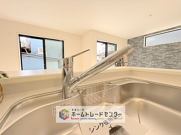 【【浄水器】】浄水カートリッジ内蔵で場所を取らずに見た目もスッキリ。ノズルはシャワーヘッドになっておりお掃除も楽々です。


