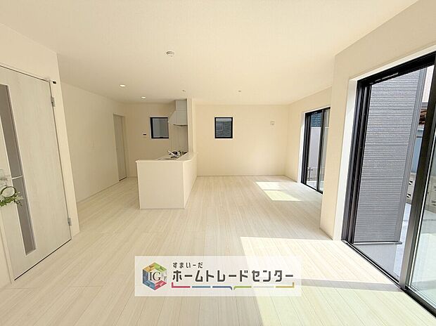 【リビング】日当たりもよく、広々としたリビングです。ゆったりとした家族の時間をお過ごしいただけます。休日はご家族そろって、またはお友達を誘って、明るいリビングで楽しい時間をお過ごしください。