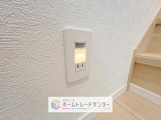 【【人感センサー付きライト】】人を感知するとパッと明るく点灯します。自動で点灯・消灯するので消し忘れの心配がなく、電気代の節約にもつながり便利です。