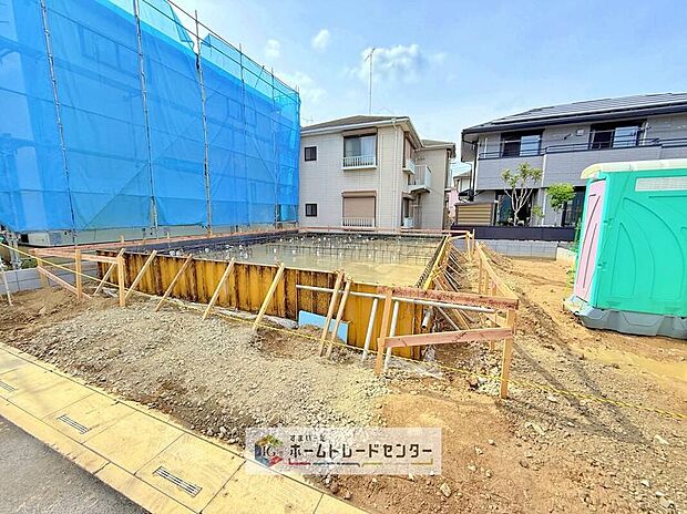 【現地写真】完成に向けて着々と工事が進んでいます。これから住まいが形になっていく様子を見守れるのも新築ならでは。完成後の新生活が楽しみな一邸です。