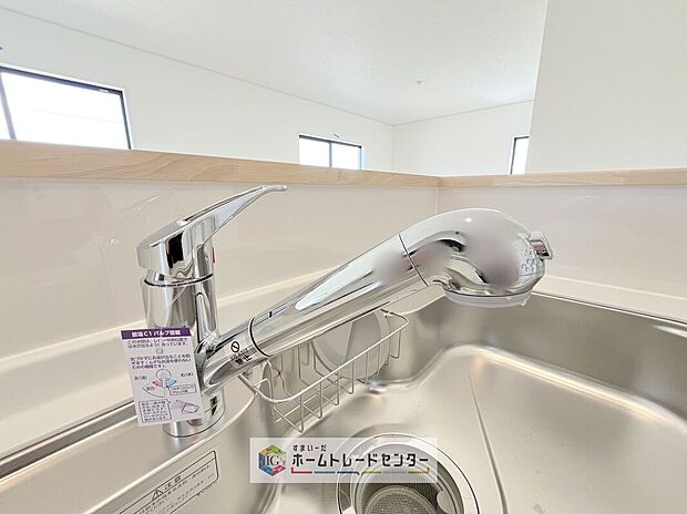 【【浄水器】】浄水カートリッジ内蔵で場所を取らずに見た目もスッキリ。ノズルはシャワーヘッドになっておりお掃除も楽々です。