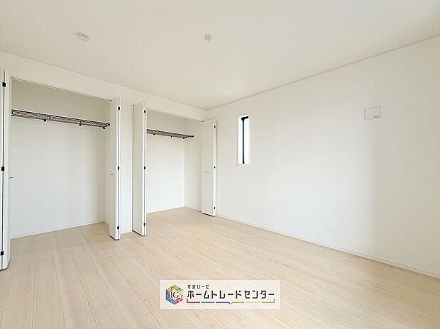 【洋室】主寝室は7帖、お子様がまだ小さいご家庭なら2階のお部屋はここだけでいいかもしれません、もちろんダブルクローゼットがついておりますので、荷物に悩まされることなく、好きに家具の配置ができます