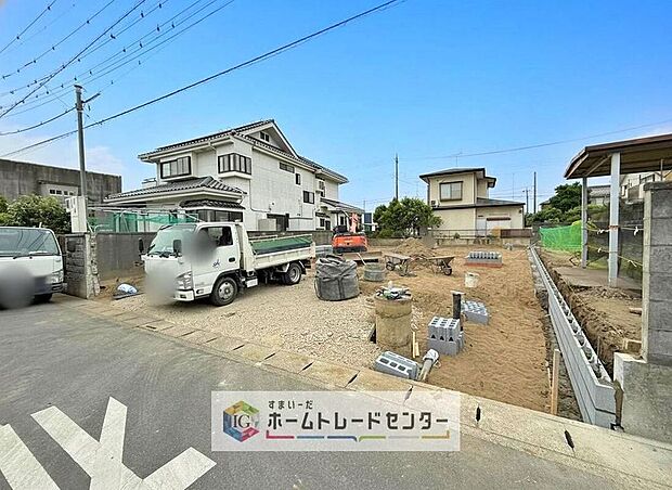 【現地写真】モデルハウスをご見学いただきながら、設備仕様や建物の特徴、カラーなども分かりやすくご説明いたします。飯田グループホールディングス唯一の販売専門会社ならではの知識で、細かな部分までご案内いたします。
