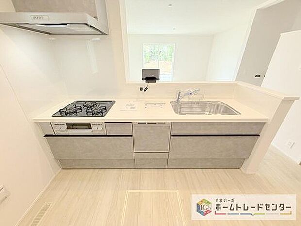 【【システムキッチン】】見栄えもよくお手入れもスムーズに出来ます。豊富な収納力もございますので、キッチンスペースをスッキリとお使い頂けそうです。