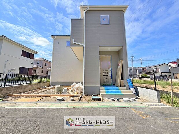 【現地外観写真】一戸建ての大きなメリットは、「自分の土地」を自由に使えること。好きなペットが飼えるほか、ガーデニングやDIY、車やバイクの手入れなど様々な趣味を楽しめます♪