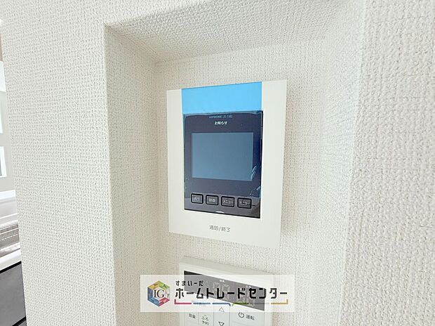 【【TVモニター付きインターホン】】録画機能もあり、どのような人が何時に来訪されたのかが分かります。防犯上はもちろん、お届け物などの把握にも便利です。ライトが付いているので、夜間でも安心です。