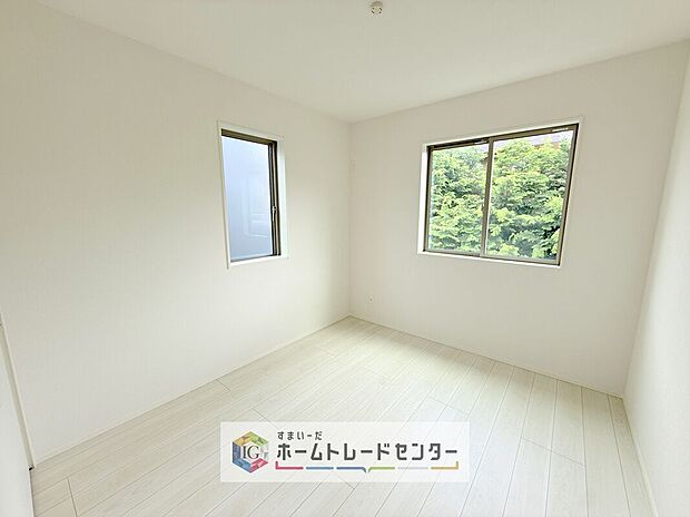 【洋室】2面採光の洋室です。窓からの眺望もよくなり視界が広いので、部屋にいても飽きません、そしてもちろん大切なのは明るさと風通し、明るい日差しと心地よい風で自分のお部屋でくつろげる贅沢をご提供します。
