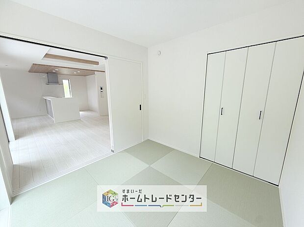 【和室】畳のやさしい肌触りでくつろげる和洋室。リビングとつなげれば空間が広く感じられ、来客時や子どもの遊び場、お昼寝スペースにも便利です。
