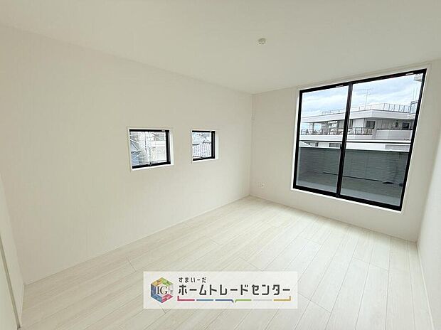 【リビング以外の居室】３階の居室は日当たりも眺望もよい気持ちの良い空間となっております。２面採光となっておりますので、広く景色を楽しめるのはもちろん、風通しが良く嫌なことがあっても自分のお部屋でリフレッシュできます。