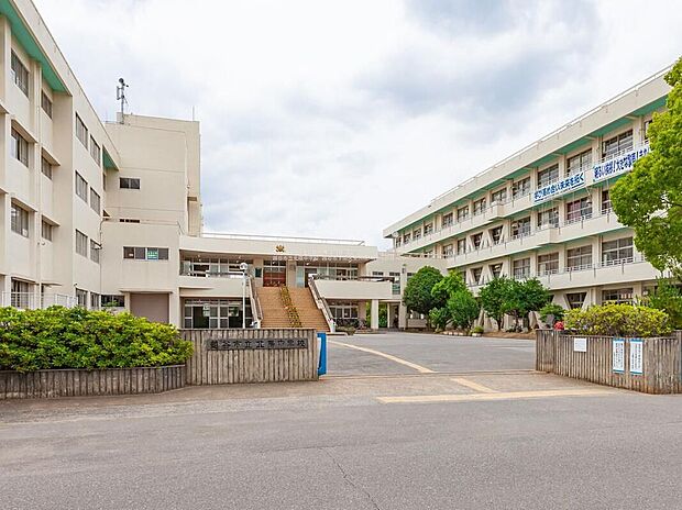越谷市立北陽中学校（約1,400m）