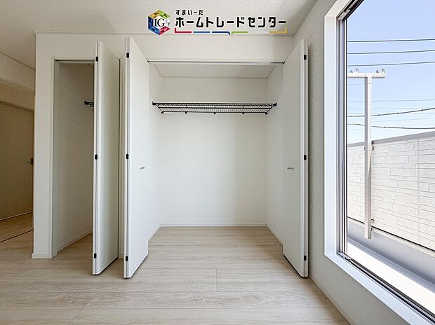 【収納】収納スペースは住宅を探す際には重要なポイントの一つだと思います。そのため少しでも空間が取れるところは可能な限り収納スペースとしたしました。居室をスッキリとお使いいただきたいお客様に大変喜ばれています。