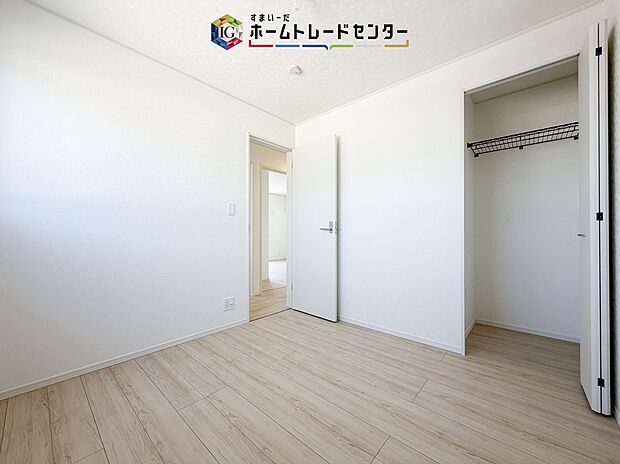 【洋室】各居室に収納を完備しております。収納が豊富な住宅は居室空間がしっかりと使えるので暮らしやすさが断然に上がります。荷物をを気にすることなく家具の配置をお好み通りにできるのも大きな魅力です。
