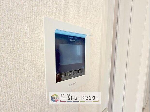 【【TVモニター付きインターホン】】録画機能もあり、どのような人が何時に来訪されたのかが分かります。防犯上はもちろん、お届け物などの把握にも便利です。ライトが付いているので、夜間でも安心です。

