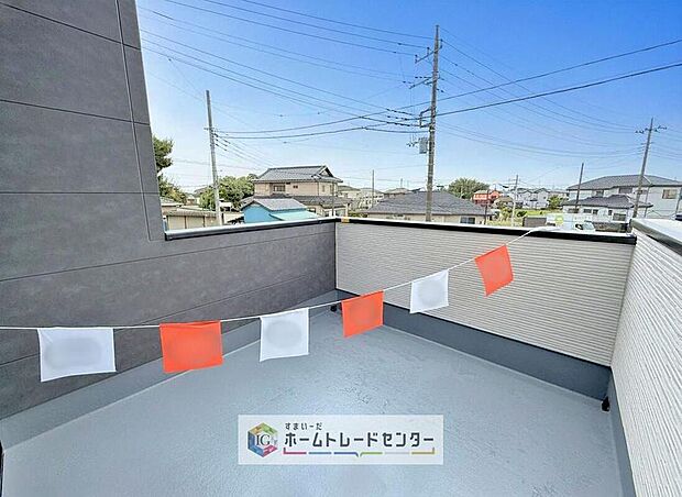 【バルコニー】南面に面したバルコニーはもちろん日当たり良好です。お洗濯物を干していただく際にも楽にできるように奥行きを広くお取りいたしました。明るく、暖かなゆとりあるスペースで快適に家事を行っていただけます。