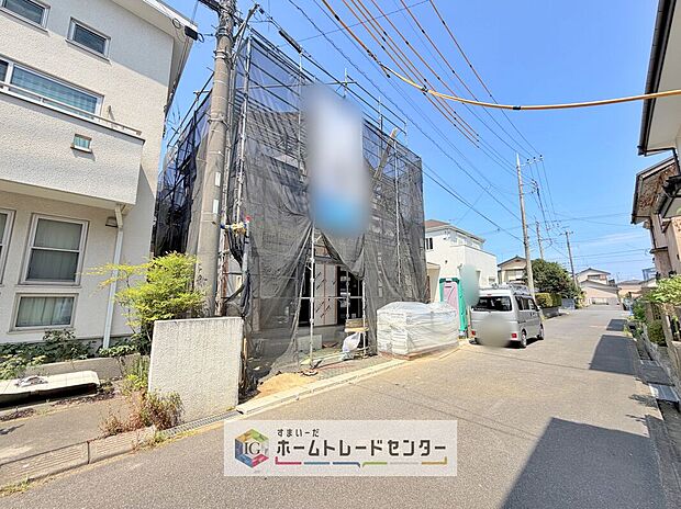 【前面道路含む現地写真】完成してからは見ることのできない、施工方法や構造をしっかりとご確認いただけるのが、建築中の住宅の大きなメリットです。専門知識を持ったスタッフがご説明させていただきます。お気軽にお問い合わせください。