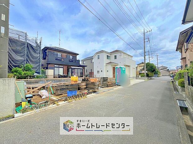 【前面道路含む現地写真】完成してからは見ることのできない、施工方法や構造をしっかりとご確認いただけるのが、建築中の住宅の大きなメリットです。専門知識を持ったスタッフがご説明させていただきます。お気軽にお問い合わせください。