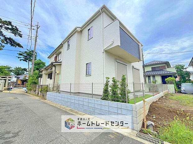 【現地外観写真】南面だけではなく東西の建物との距離も充分にありますので、大変開放感のある物件です。敷地の広い物件は建物も大きく出来ますので、堂々とした感じがして見ていても気持ちがいいですね