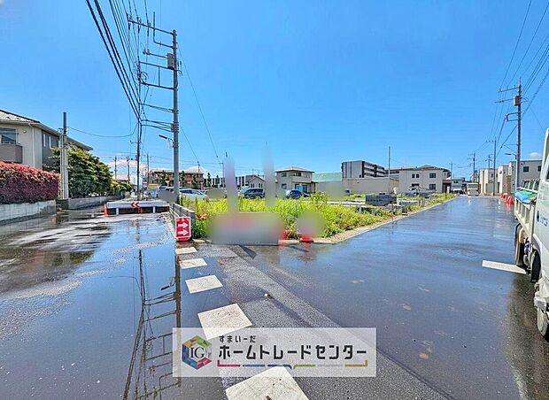【前面道路含む現地写真】モデルハウスのご案内や、仕様や色の説明も細かくさせていただきます。弊社は飯田グループホールディングス唯一の販売専門会社になるので、細部まで説明いたします。もちろん住宅ローンのご相談だけでも大丈夫です。