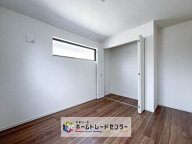 【洋室】収納を完備している居室です。収納が豊富な住宅は居室空間がしっかりと使えるので暮らしやすさが断然に上がります。荷物をを気にすることなく家具の配置をお好み通りにできるのも大きな魅力です。