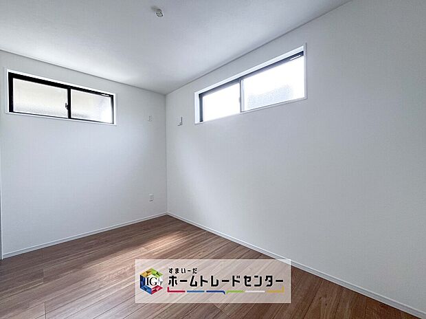 【洋室】2面採光の洋室です。窓からの眺望もよくなり視界が広いので、部屋にいても飽きません、そしてもちろん大切なのは明るさと風通し、明るい日差しと心地よい風で自分のお部屋でくつろげる贅沢をご提供します。
