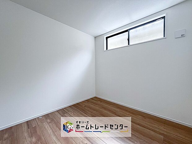 【洋室】実はこのお部屋は、この住戸で一番日当たりの悪い少し暗めのお部屋です。しかし採光をしっかりとっていることもあり、お天気が悪くても昼間に電気を必要とするようなことはありません、充分な明るさです。