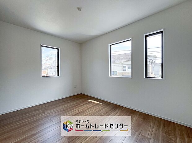 【洋室】2面採光の洋室です。窓からの眺望もよくなり視界が広いので、部屋にいても飽きません、そしてもちろん大切なのは明るさと風通し、明るい日差しと心地よい風で自分のお部屋でくつろげる贅沢をご提供します。