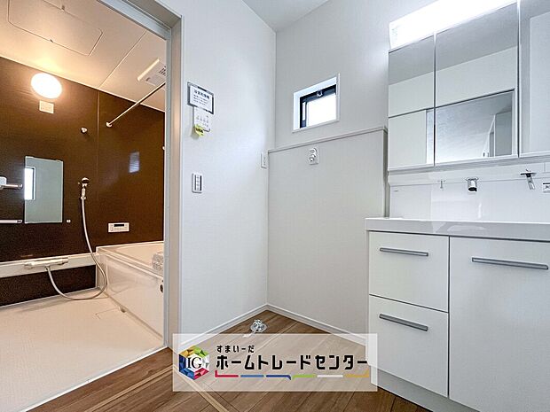 【【洗面所】】合わせ鏡が可能な3面鏡です。朝の忙しい時間でもの身だしなみのチェックもここだけで完結できます。もちろん鏡の後ろは充分な収納力を持った収納となっており、視界に入る部分はスッキリと片付きます。