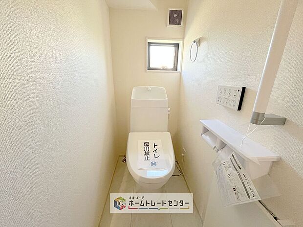 【【トイレ】】暖房機能の付いた便座は冬の寒い日にはあって良かったと本当に思います。もちろん快適で清潔なシャワー機能は標準で備えています。スペースも広くとっているので普段のお掃除もしやすいトイレスペースです。