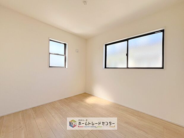 【洋室】こちらは2番目に暗いお部屋です。あえて2番目に暗いと書きましたが、これで暗いと言ったら怒られてしまうだろうなというくらいしっかりとした明るさを確保できています。もちろんこちらも2面採光風通しも良好です