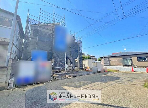 【前面道路含む現地写真】モデルハウスのご案内や、仕様や色の説明も細かくさせていただきます。弊社は飯田グループホールディングス唯一の販売専門会社になるので、細部まで説明いたします。もちろん住宅ローンのご相談だけでも大丈夫です。