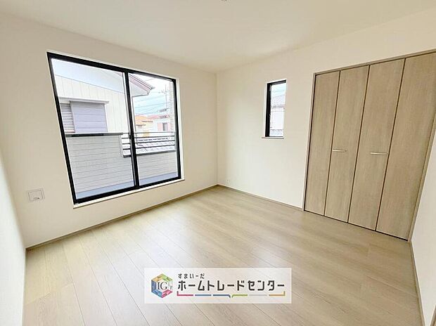 【リビング以外の居室】各居室に収納を完備しております。収納が豊富な住宅は居室空間がしっかりと使えるので暮らしやすさが断然に上がります。荷物をを気にすることなく家具の配置をお好み通りにできるのも大きな魅力です。