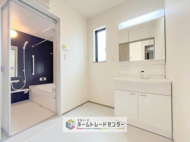【【洗面台・洗面所】】合わせ鏡が可能な3面鏡です。朝の忙しい時間でもの身だしなみのチェックもここだけで完結できます。もちろん鏡の後ろは充分な収納力を持った収納となっており、視界に入る部分はスッキリと片付きます。