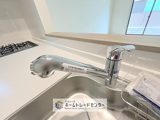 【【浄水器】】浄水カートリッジ内蔵で場所を取らずに見た目もスッキリ。ノズルはシャワーヘッドになっておりお掃除も楽々です。