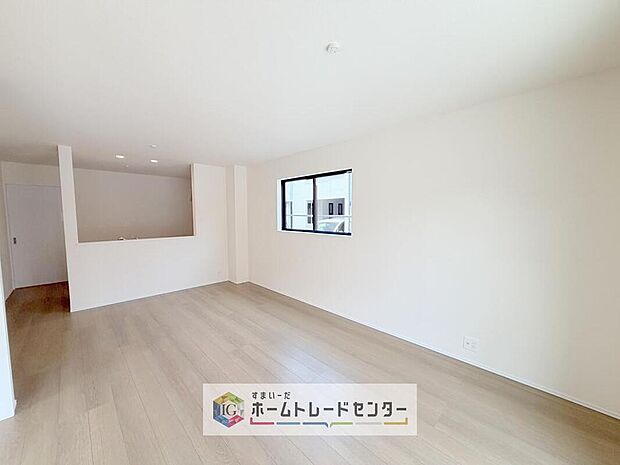 【リビング】対面キッチン前の空間を広めにとっておりますので、ダイニングテーブルを置いてご家族皆様で食卓を囲ってもらっても充分なスペースがございます。家族で楽しいお食事のお時間をお過ごしください。