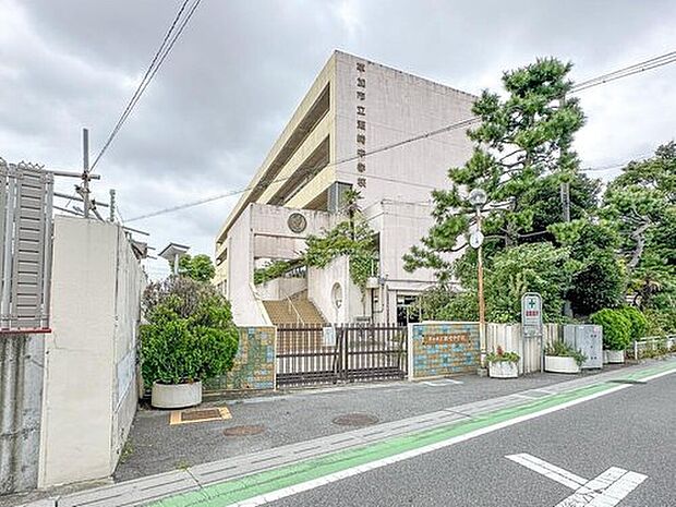 草加市立瀬崎中学校(約920m)