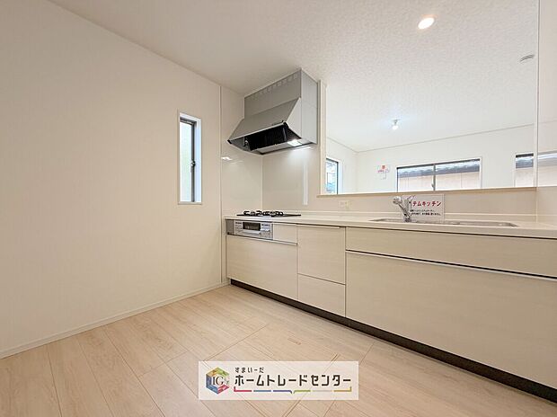 【【システムキッチン】】見栄えもよくお手入れもスムーズに出来ます。豊富な収納力もございますので、キッチンスペースをスッキリとお使い頂けそうです。