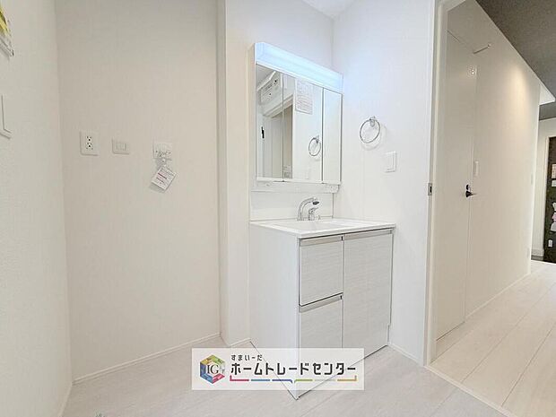 【【洗面台・洗面所】】合わせ鏡が可能な3面鏡です。朝の忙しい時間でもの身だしなみのチェックもここだけで完結できます。もちろん鏡の後ろは充分な収納力を持った収納となっており、視界に入る部分はスッキリと片付きます。