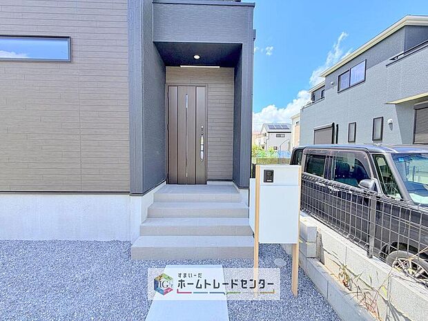 【玄関】駐車場横のアプローチを上がると、木目調の高級感のある玄関ドアがございます。玄関を開けると広々とした空間と収納も目の前に！玄関が広い家は入った瞬間から気持ちが良いです。ぜひご自身で確かめて見て下さい。