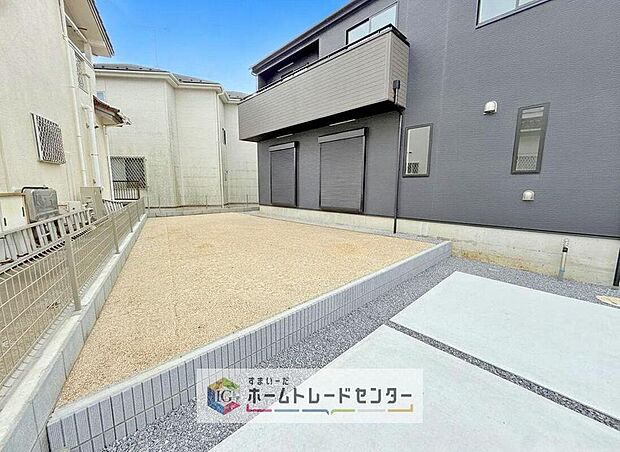 【庭】陽当たりの良いお庭では、お子様の遊び場や趣味のガーデニングなど、ライフスタイルに合わせていろいろとお楽しみ頂けそうです。
